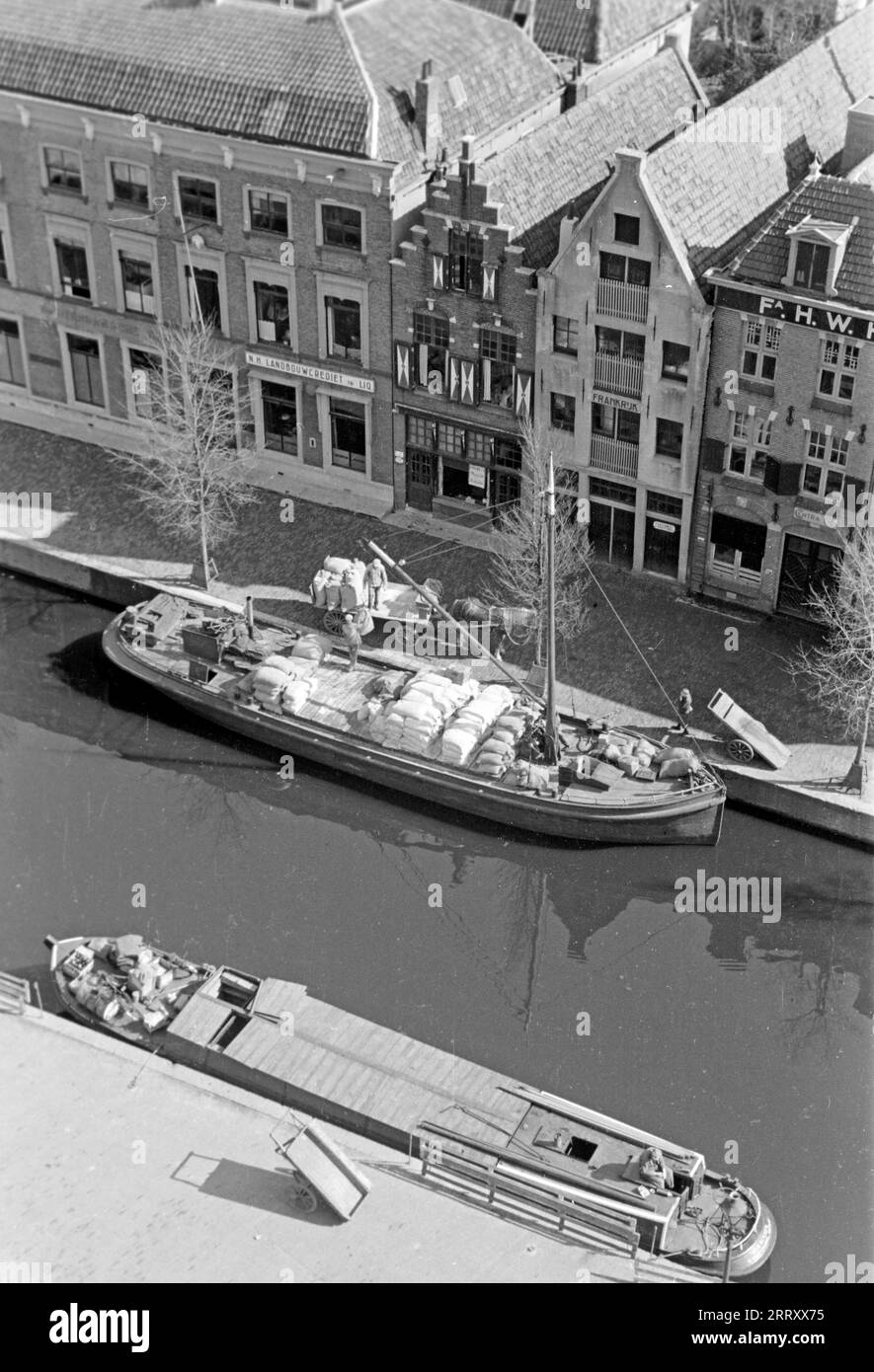 Blick auf Frachtkähne in einem Kanal vom Turm der Käsewaage, Alkmaar 1941. Blick auf Binnenschiffe in einem Kanal vom Turm der Käsewaage, Alkmaar 1941. Stockfoto