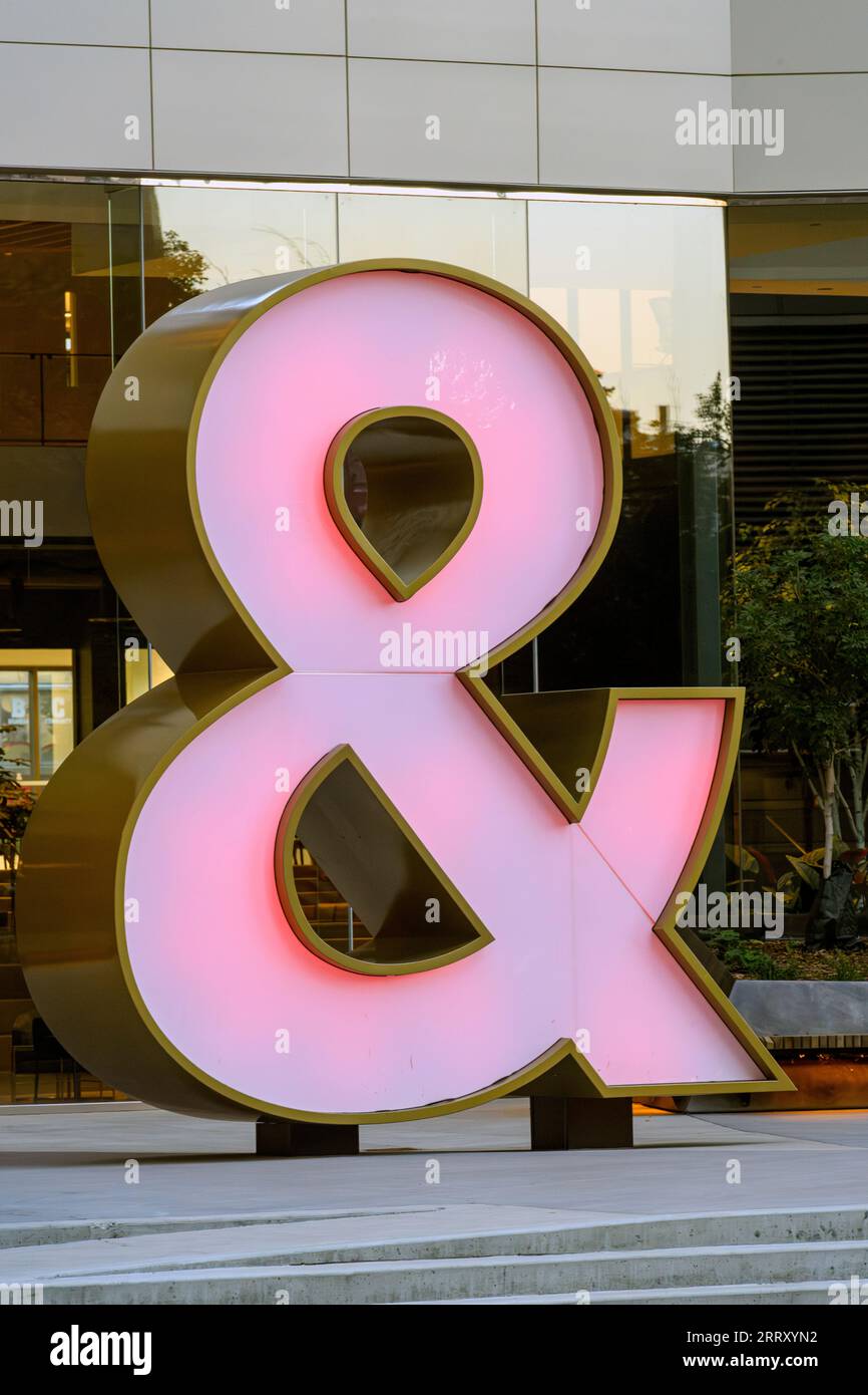 Ampersand-Skulptur vor einem Bürogebäude in der Innenstadt von Calgary, Alberta, Kanada. Stockfoto