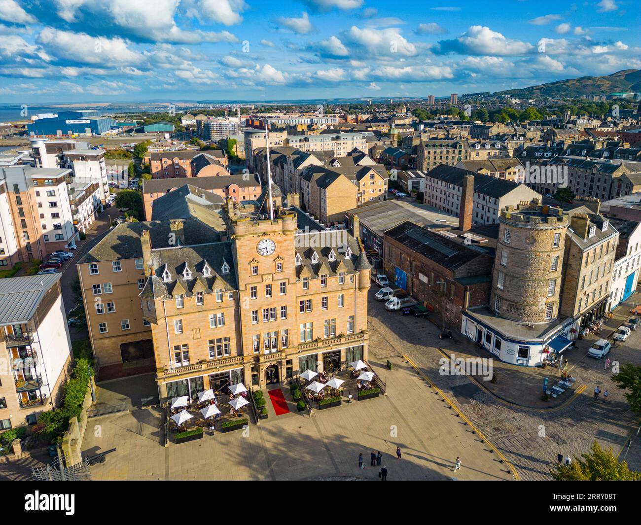 Luftaufnahme am späten Nachmittag des Malmaison Hotel on the Shore in Leith, Edinburgh, Schottland, Großbritannien Stockfoto