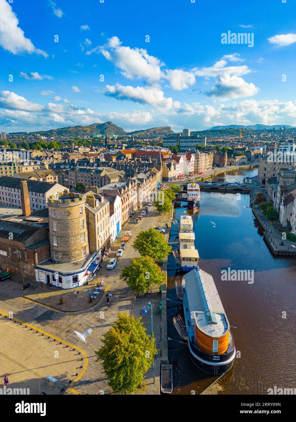 Luftaufnahme am späten Nachmittag des beliebten Shore Riverside District neben Leith Water River, Leith, Edinburgh, Schottland, Großbritannien Stockfoto