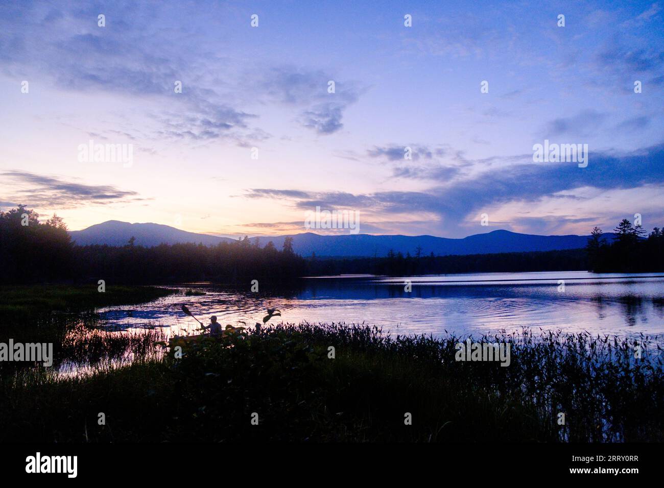 Kanufahren in den Adirondack Mountains im Bundesstaat New York, USA, Essex Chain Lakes bei Newcomb, NY, USA. Stockfoto