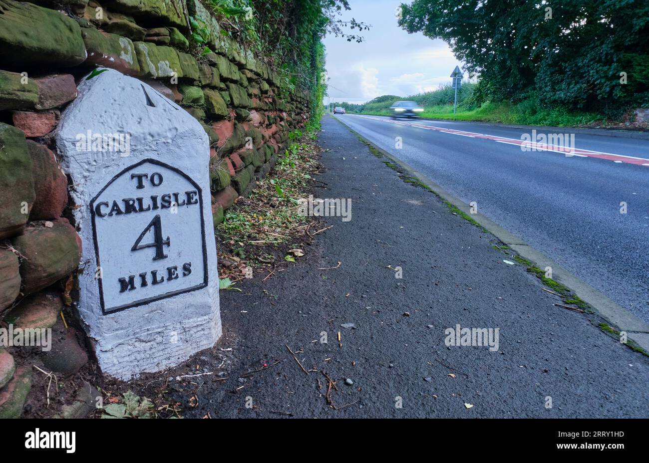 Ein Meilenstein auf der A69 in der Nähe von Aglionby, Carlisle, Cumbria Stockfoto