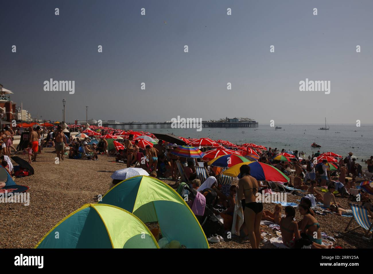 Brighton, Sussex, Großbritannien. 09/09/2023 als eine Hitzewelle weiterhin Großbritannien trifft, strömen Tausende von Menschen nach Brighton, um den Tag am Strand zu verbringen. Die Temperaturen schlugen 29 °C. Dank: Roland Ravenhill/Alamy Stockfoto