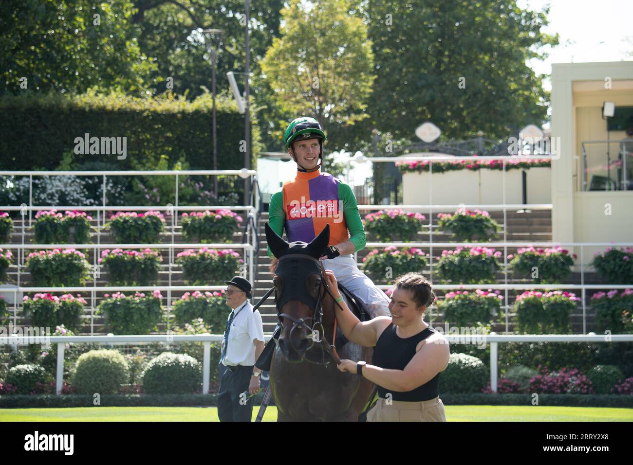 Ascot, Berkshire, Vereinigtes Königreich. September 2023. Das Pferd Quinault, das von Jockey Luke Catton geritten wird, gewinnt die Bet365 Handicap Stakes auf der Ascot Racecourse am September Racing Saturday. Dies war der erste Gewinner für Luke Catton. Besitzer TJE Racing. Trainer Stuart Williams, Newmarket. Quelle: Maureen McLean/Alamy Live News Stockfoto