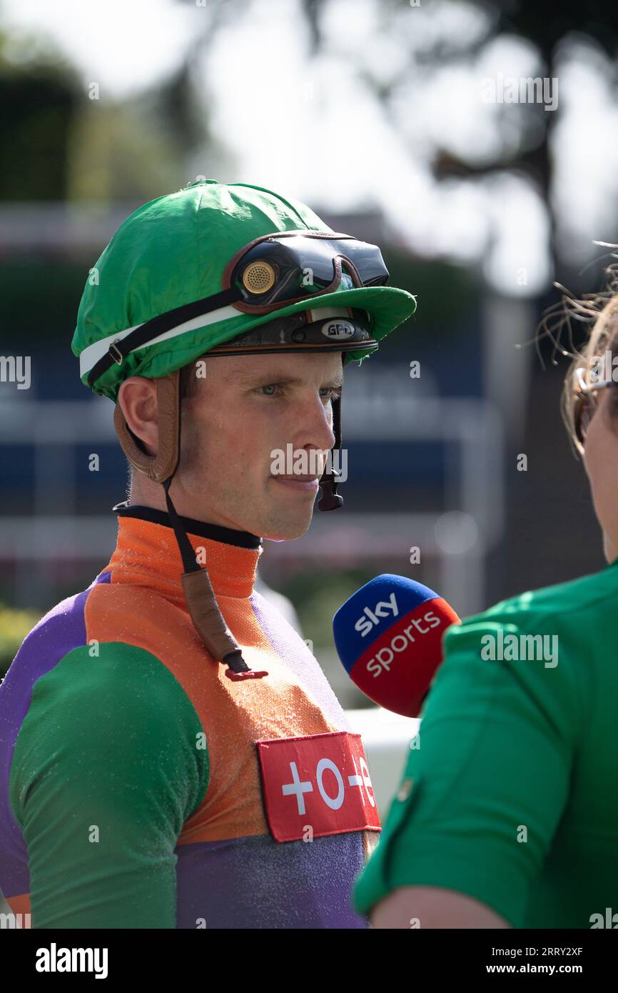 Ascot, Berkshire, Vereinigtes Königreich. September 2023. Das Pferd Quinault, das von Jockey Luke Catton geritten wird, gewinnt die Bet365 Handicap Stakes auf der Ascot Racecourse am September Racing Saturday. Dies war der erste Gewinner für Luke Catton. Besitzer TJE Racing. Trainer Stuart Williams, Newmarket. Quelle: Maureen McLean/Alamy Live News Stockfoto