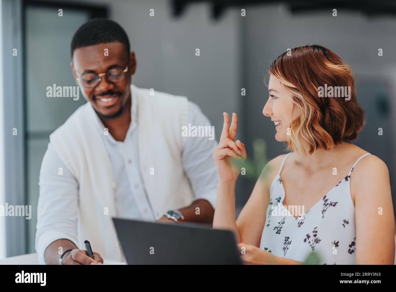 Erfolgreiches Marketing-Team, das im modernen Büro für B2B-Kampagnenmanagement arbeitet Stockfoto