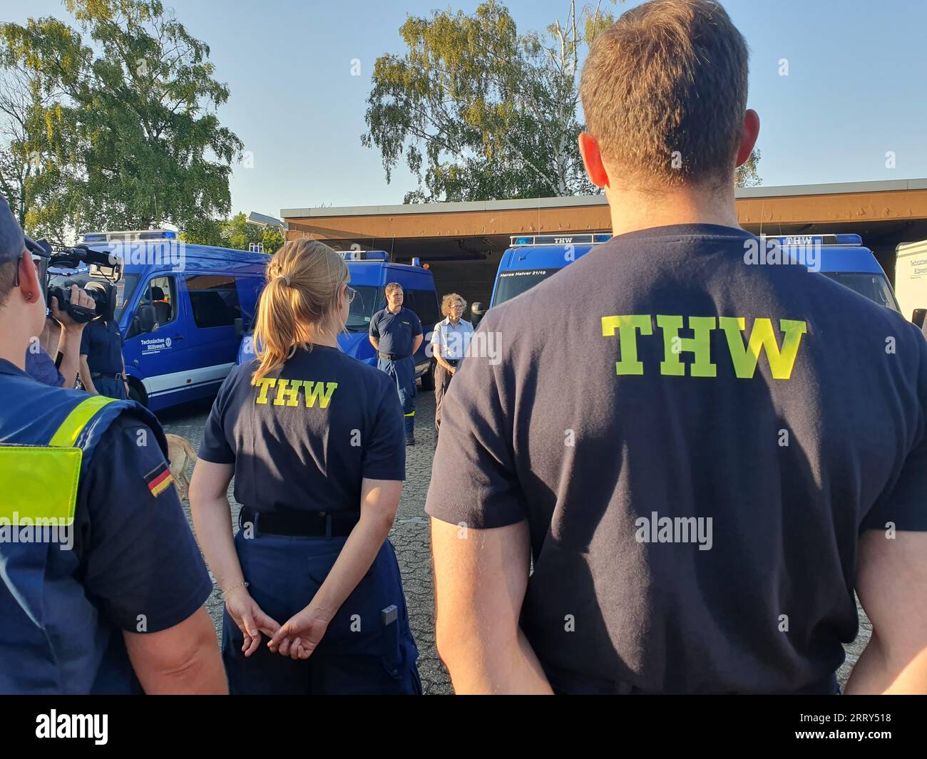 Köln, Deutschland. September 2023. Die Task Forces der Krisenreaktionseinheit Erholung im Ausland SEEBA des Deutschen Bundesamtes für technische Hilfe THW stehen während eines Briefings zusammen. Nach dem schweren Erdbeben mit mehr als 1000 Toten bereitet sich das THW auf einen möglichen Einsatz in der Region vor. Quelle: Sascha Thelen/dpa/Alamy Live News Stockfoto