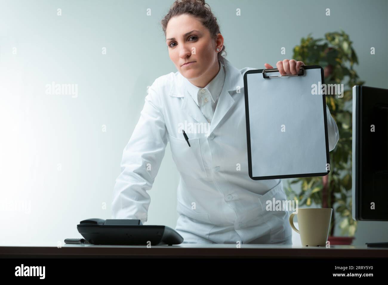 Die weiß gestrichene Frau in einem Büro zeigt lebhaft die Leidenschaft in ihrem Gesichtsausdruck. Ihr Tablet bietet COPYSPACE. Als Wissenschaftler oder Ex Stockfoto
