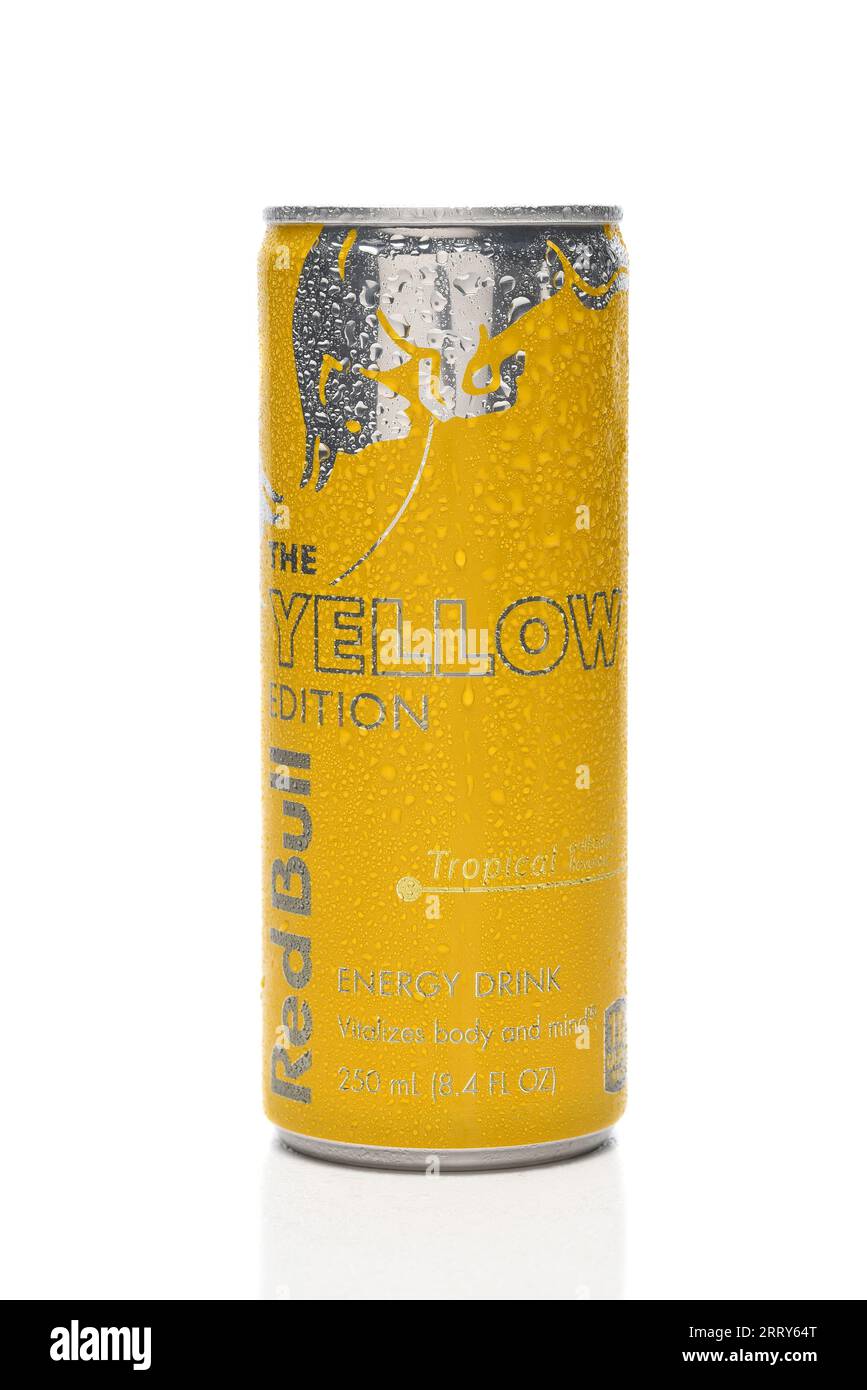 IRVINE, KALIFORNIEN - 9. SEPTEMBER 2023: A Can Red Bull Yellow Edition Energy Drink. Stockfoto