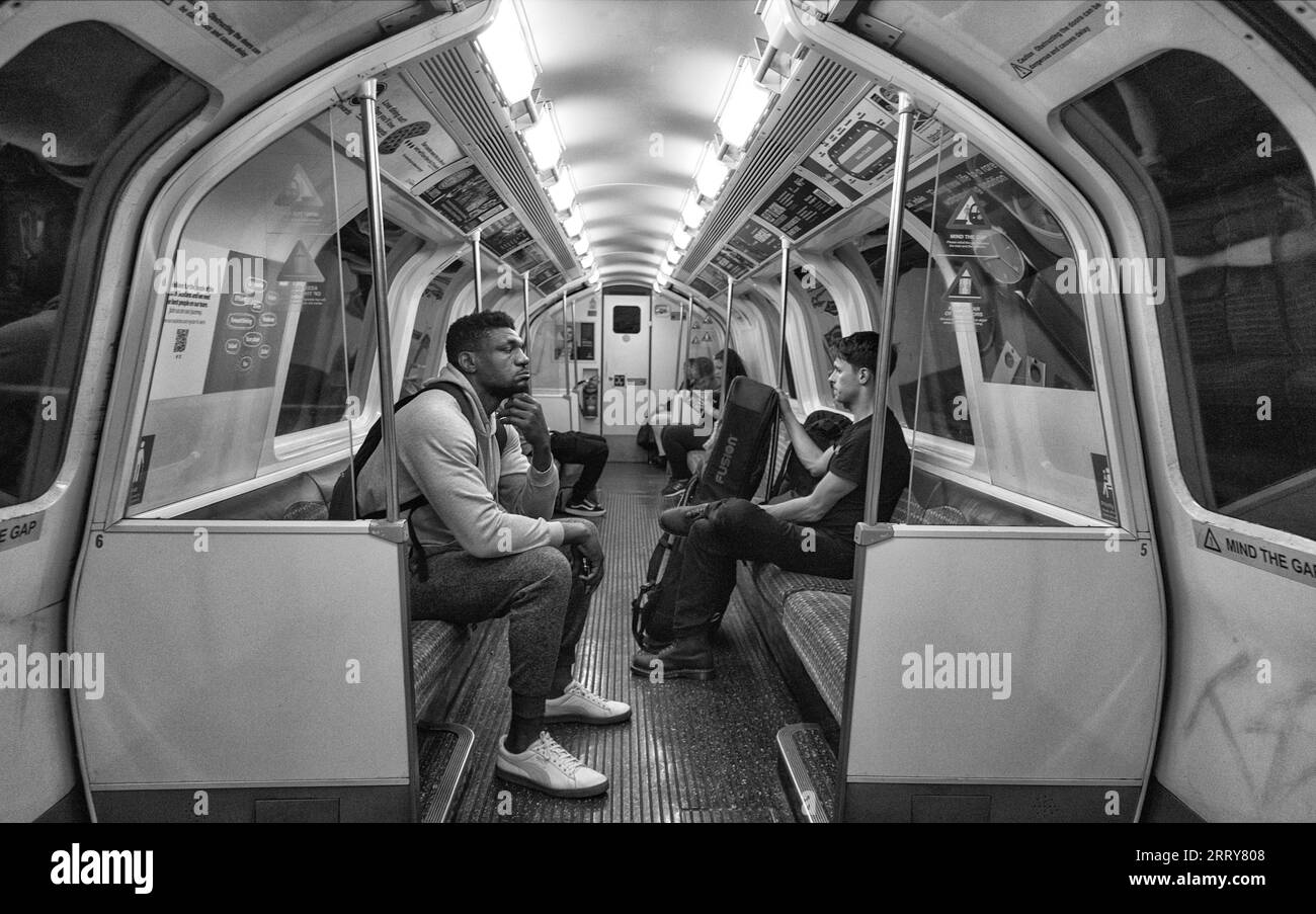 Passagiere in der Glasgow SPT U-Bahn zeigen die Sitzplätze in Längsrichtung Stockfoto