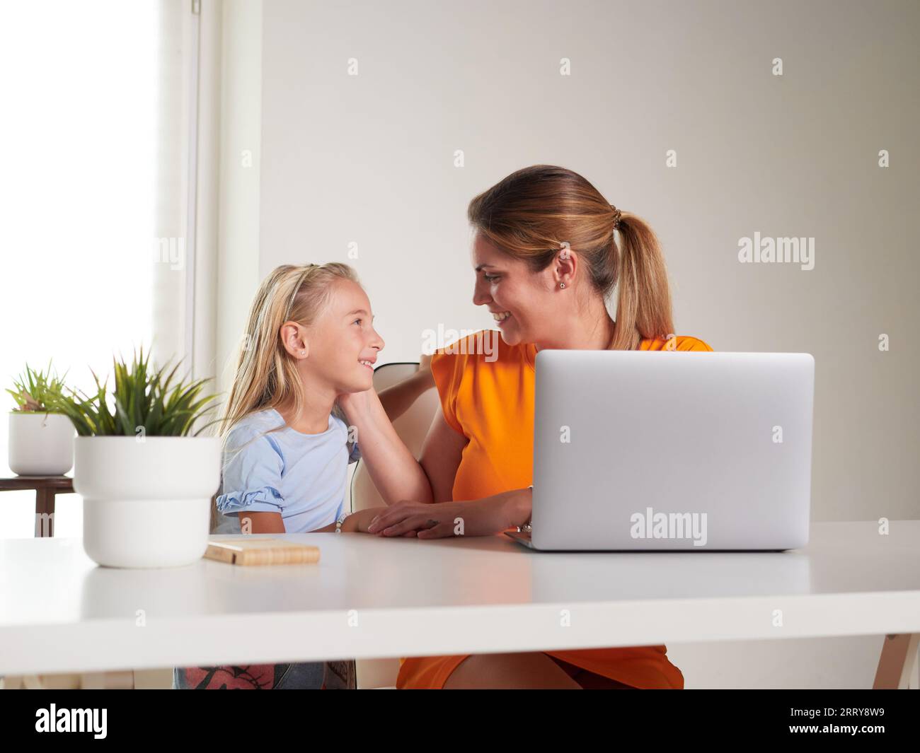 glückliche Mutter und Tochter zu Hause Stockfoto