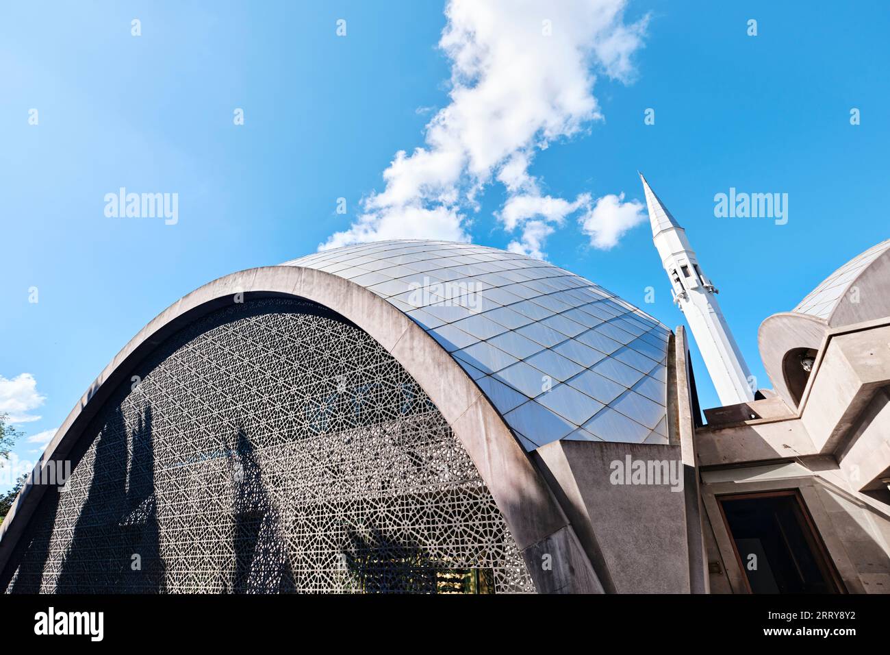 Istanbul, Türkei - 9. September 2023: Außenansicht der Sakirin-Moschee, einer modernen Moschee an einem der Eingänge des Karacaahmet-Friedhofs in Usku Stockfoto