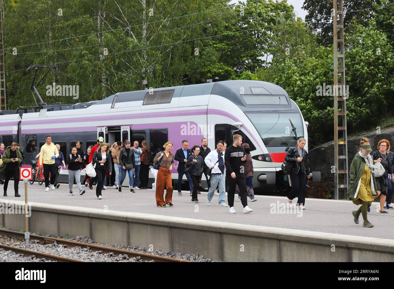 Helsimki, Finnland - 5. September 2023: Passagier steigen aus dem HSL-Nahverkehrszug der Klasse SM5, Stadler Flirt am Helsinki Central Station. Stockfoto