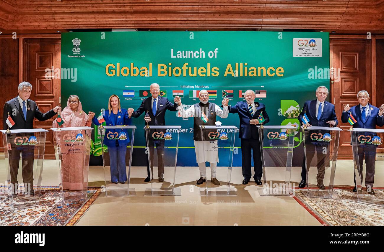 New Delhi, Indien. September 2023. Von links stehend, Singapur-Premierminister Lee Hsien Loong, Bangladesch-Premierminister Sheikh Hasina, italienischer Premierminister Giorgia Meloni, US-Präsident Joe Biden, indischer Premierminister Narendra Modi, brasilianischer Präsident Luiz Inacio Lula da Silva, argentinischer Präsident Alberto Fernandez, der mauritische Premierminister Pravind Kumar Jugnauth und der Präsident der Vereinigten Arabischen Emirate Sheikh Mohamed bin Zayed posieren für das Gruppenfoto während des Starts der Global Biofuels Alliance auf dem G20-Gipfel am 9. September 2023 in Neu-Delhi, Indien. Anrecht: Ricardo Stuckert/brasilianischer Ratsvorsitz/A Stockfoto