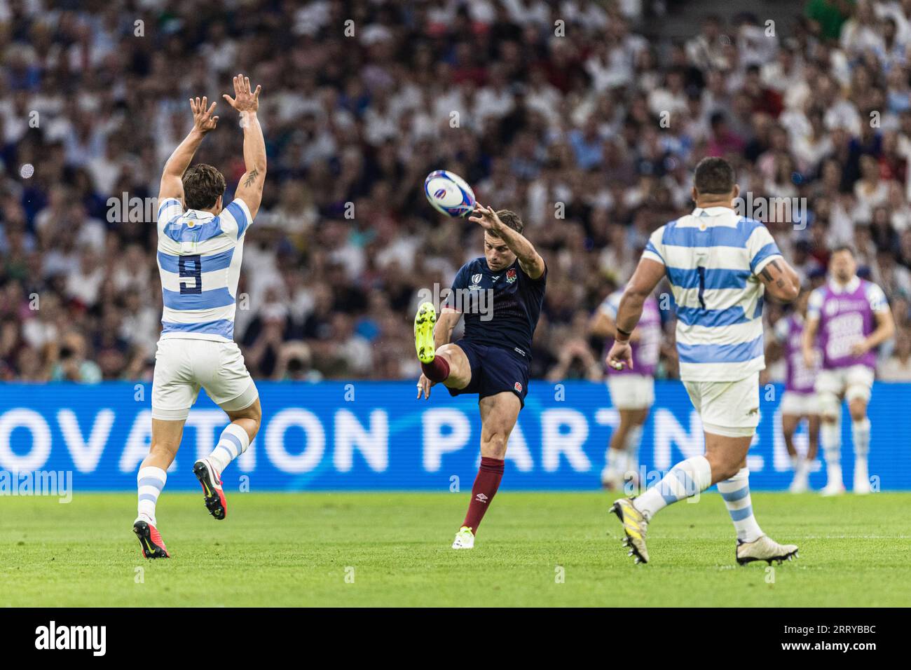 Marseille, Frankreich. September 2023. George Ford aus England tritt den Ball beim Rugby World Cup Pool D-Spiel zwischen England und Argentinien im Stade Vélodrome. Quelle: Mateo Occhi (Sporteo) / Alamy Live News Stockfoto