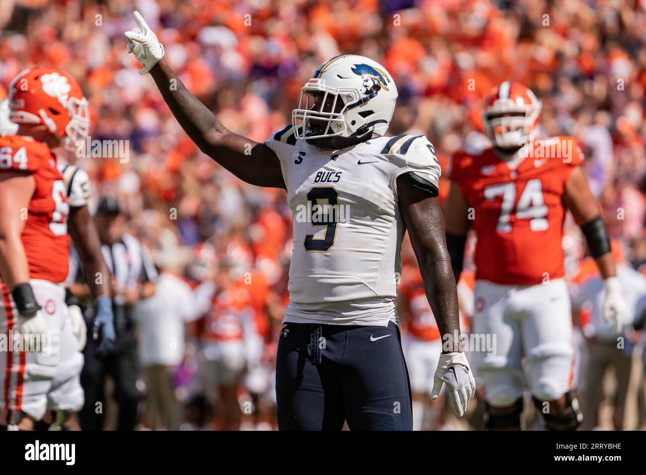 Charleston Southern linebacker Malik Barnes (9) reacts during the first half of an NCAA college football game against Clemson on Saturday, Sep. 9, 2023, in Clemson, S.C. (AP Photo/Jacob Kupferman) Stockfoto