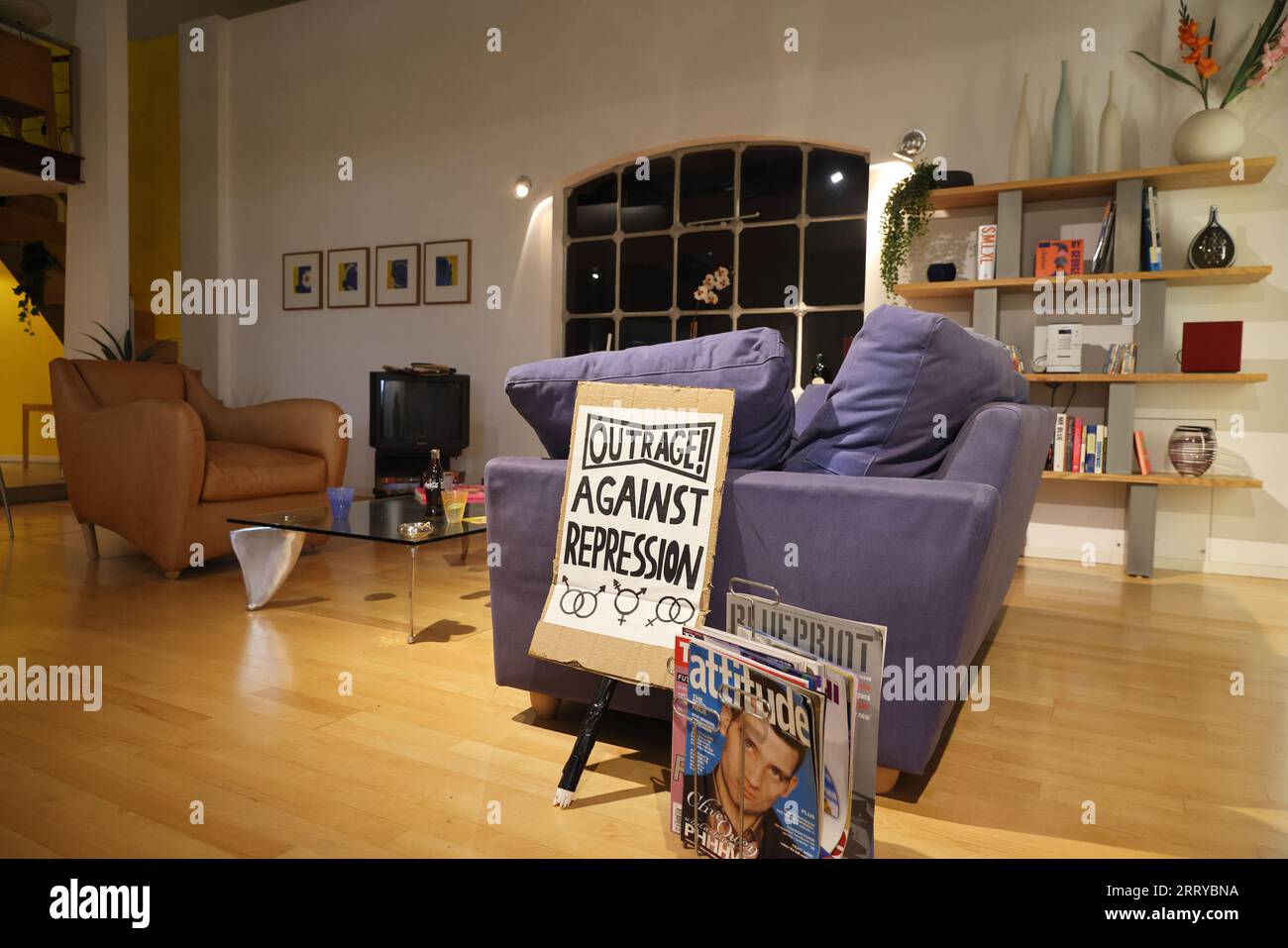 Eine Wohnung im Loft-Stil im Jahr 1998, in der ein schwules Paar lebt, im Museum of the Home in Shoreditch, East London, Großbritannien Stockfoto