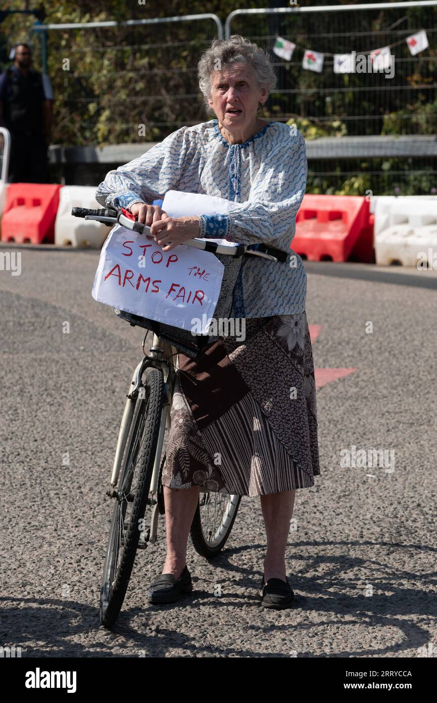 London, Großbritannien. 9. September 2023. Am heißesten Tag des Jahres wird eine Dame im Alter nach der Pensionierung zu einem Antikriegsprotest gegen die Waffenmesse DSEI (Defence & Security Equipment International), die nächste Woche im Excel-Zentrum eröffnet wird. Die Messe, eine der größten der Welt, findet vom 12. Bis 15. September statt und zieht, wie Aktivisten sagen, Kunden aus repressiven Regimes an, die alles kaufen möchten, von Überwachungsausrüstung bis hin zu Kriegsschiffen. Quelle: Ron Fassbender/Alamy Live News Stockfoto