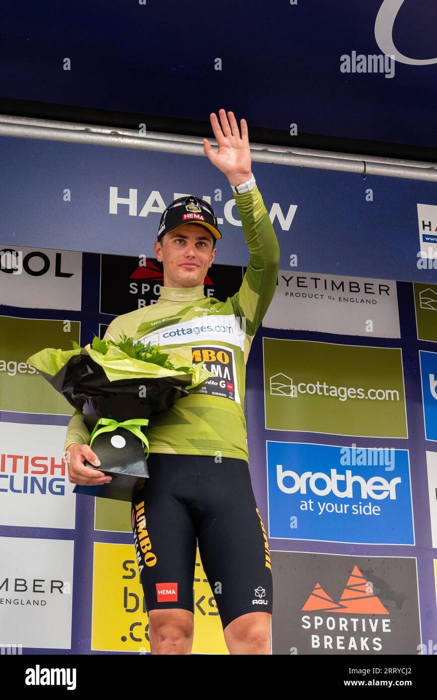 Olav Kooij von Jumbo Visma, Träger des Punkttrikots beim Tour of Britain-Radrennen Stage 6 am Ziel in Harlow, Essex, UK. Feiern Stockfoto