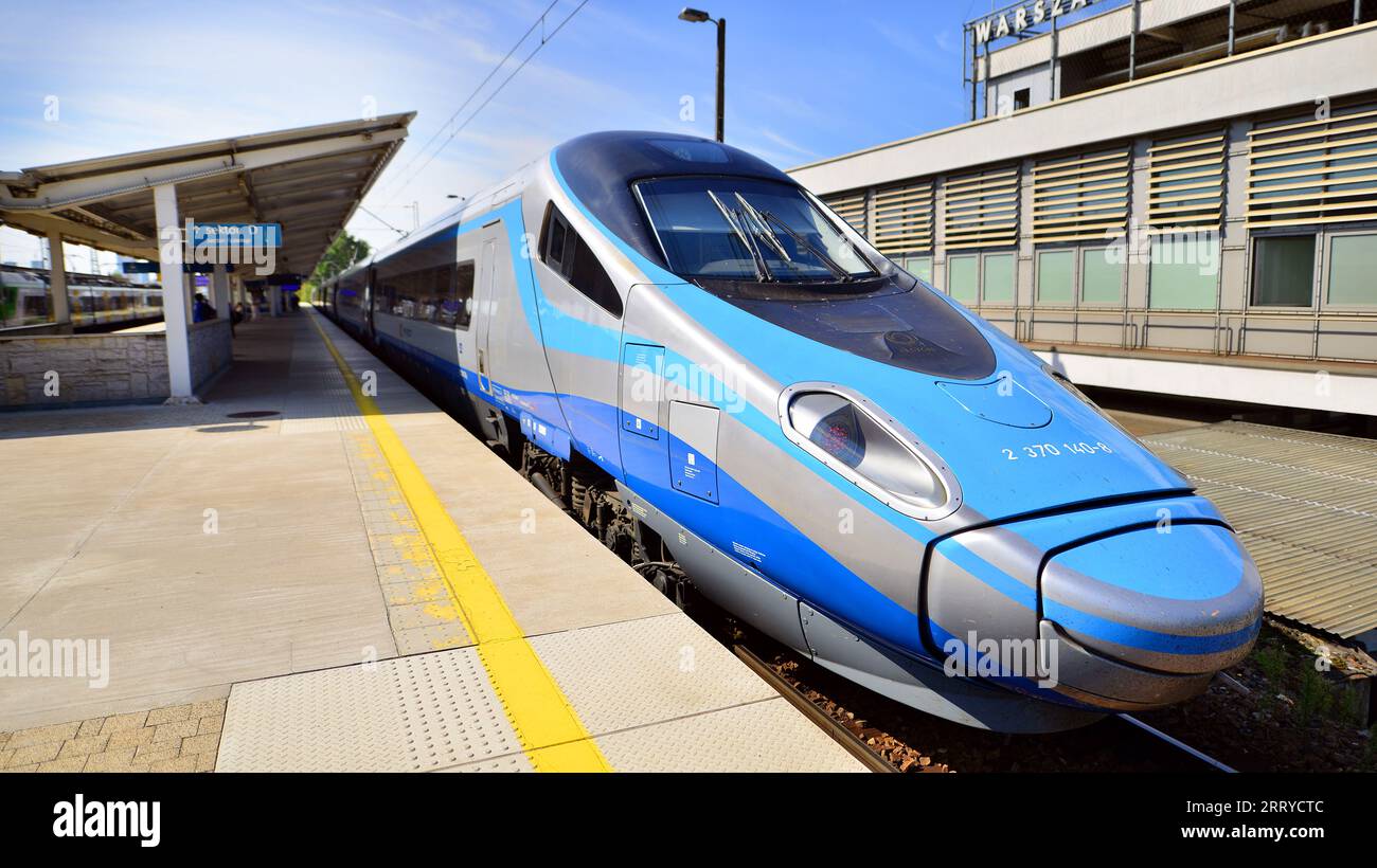 Warschau, Polen. 5. September 2023. PKP Intercity polnischer Zug Schlafwagen am Bahnsteig wartet auf die Abfahrt am späten Nachmittag. PKP Intercity Stockfoto