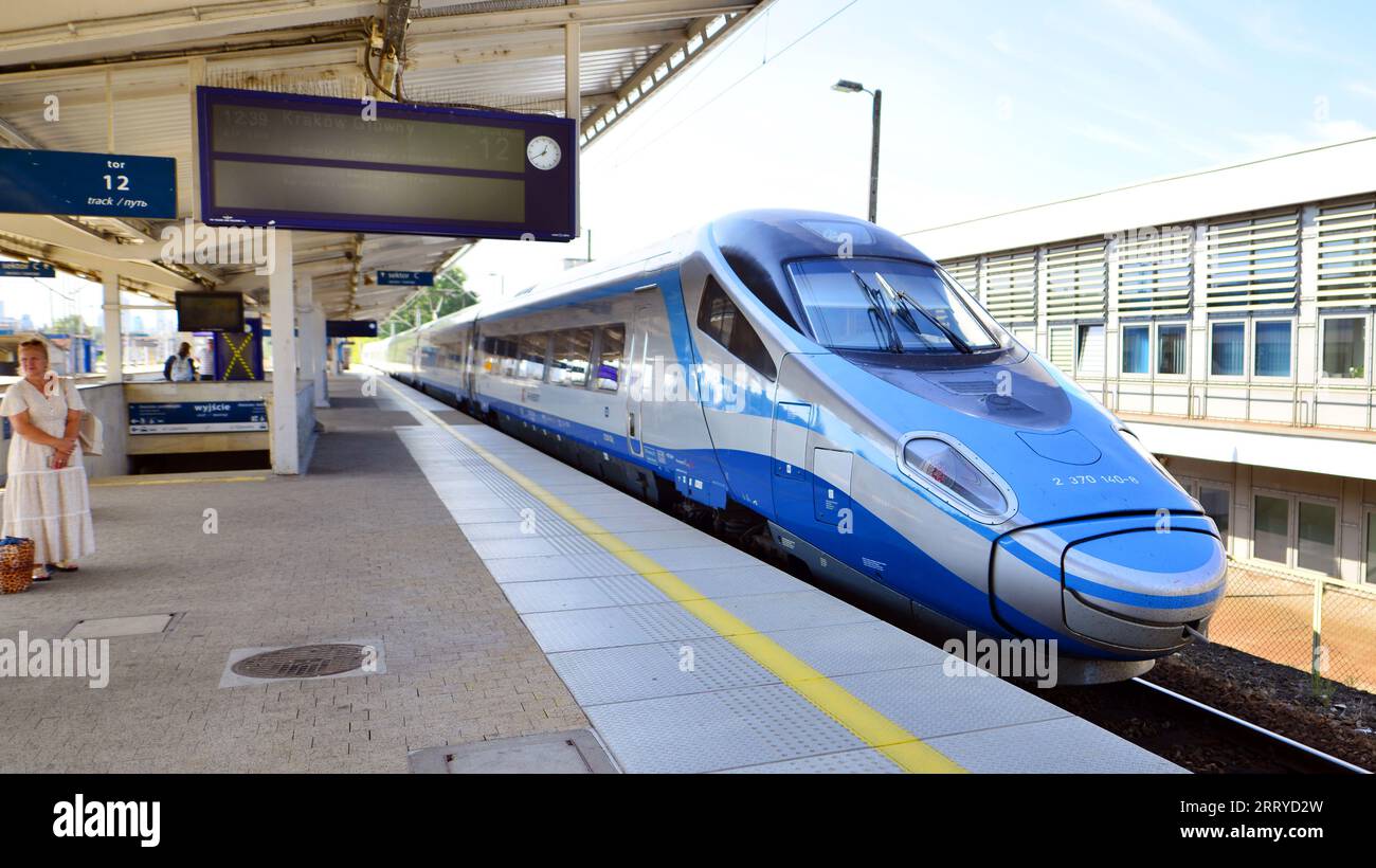 Warschau, Polen. 5. September 2023. PKP Intercity polnischer Zug Schlafwagen am Bahnsteig wartet auf die Abfahrt am späten Nachmittag. PKP Intercity Stockfoto