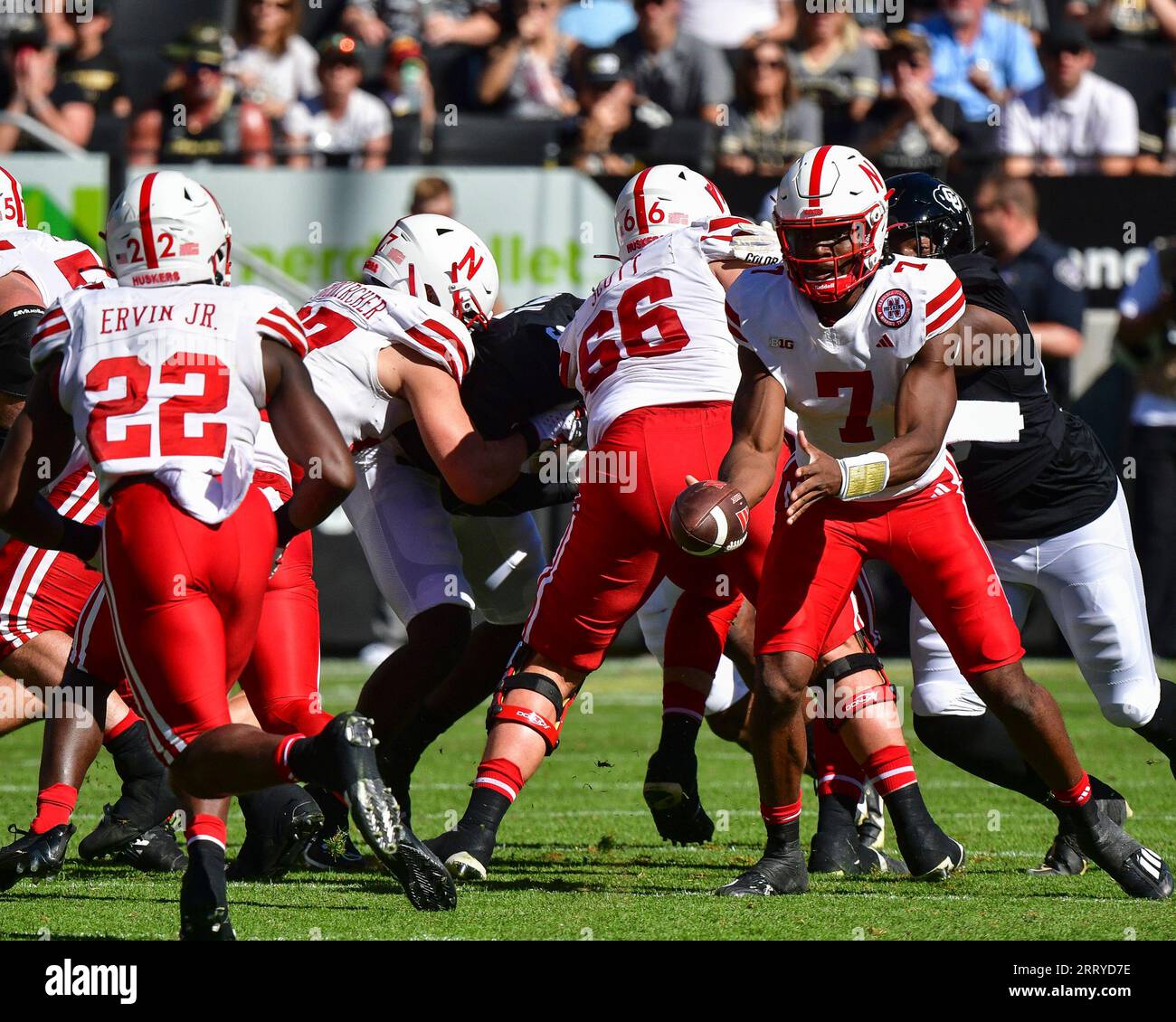 9. September 2023: Nebraska Cornhuskers Quarterback Jeff Sims (7) spielt zurück zu Nebraska Cornhuskers, der auf Gabe Ervin Jr. (22) im Fußballspiel zwischen Colorado und Nebraska in Boulder, CO. Läuft Derek Regensburger/CSM. Stockfoto