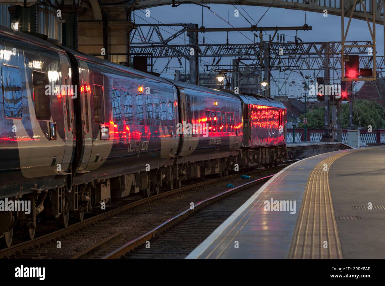 Der Tiefland-Kaledonien-Schlafzug wartet auf die Abfahrt vom Glasgow Central Station mit einem roten Signal, das an der Seite des Zuges glitzert Stockfoto