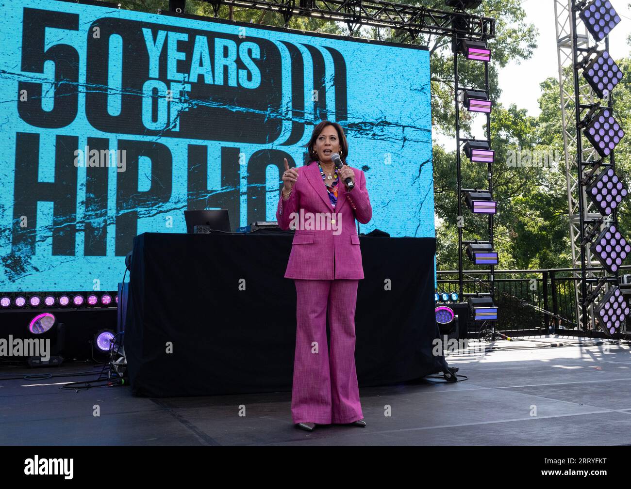 Washington, Usa. September 2023. Die Vizepräsidentin der Vereinigten Staaten, Kamala Harris, hält am Samstag, den 9. September 2023 in Washington, D.C. eine Ansprache zum 50. Jahrestag des Hip-Hop im Wohnhaus des Vizepräsidenten. Foto von Ron Sachs/UPI Credit: UPI/Alamy Live News Stockfoto