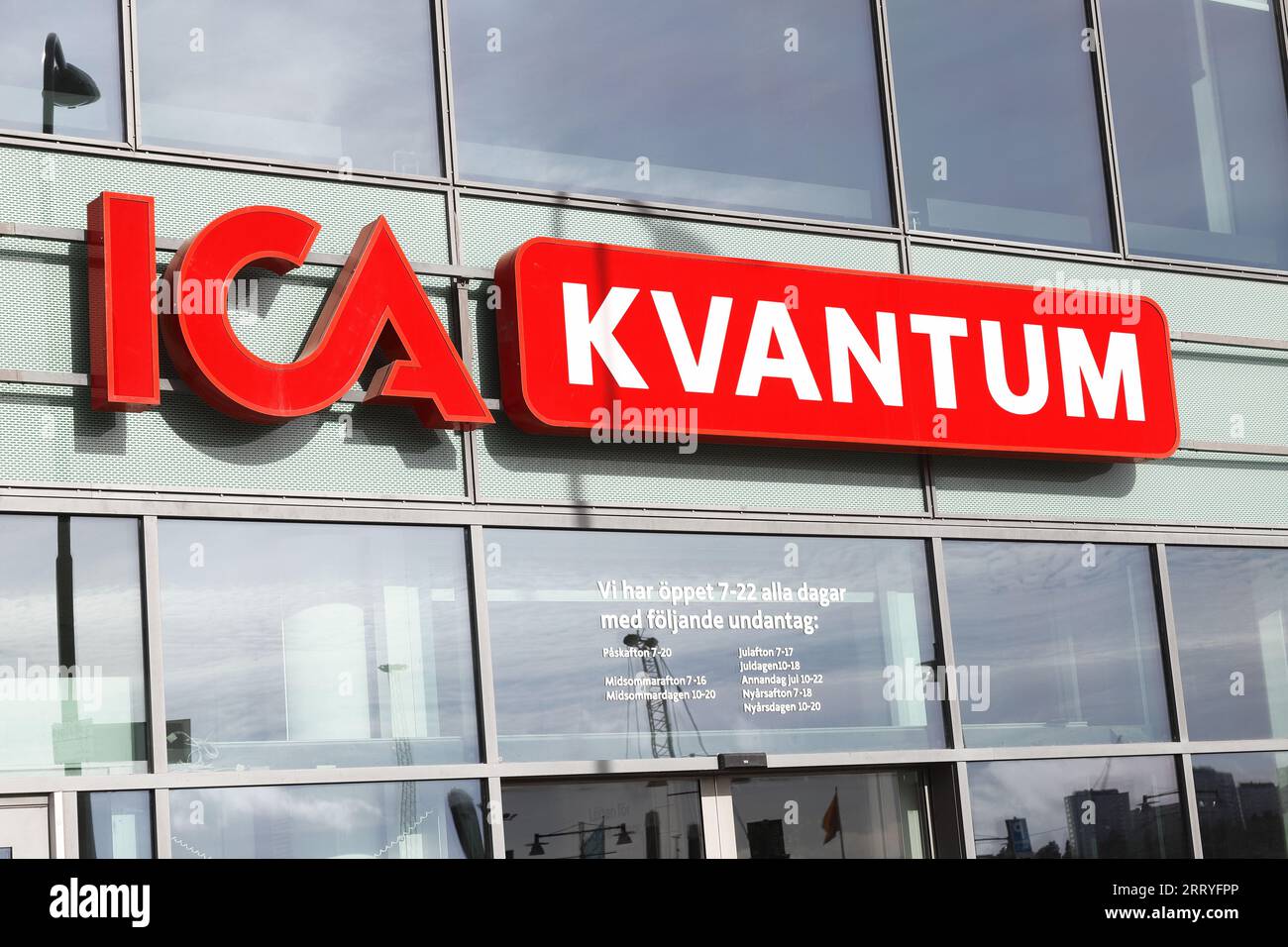 Stockholm, Schweden - 31. August 2023: Das Ica Kvantum Vartan-Supermarktschild am Eingang. Stockfoto