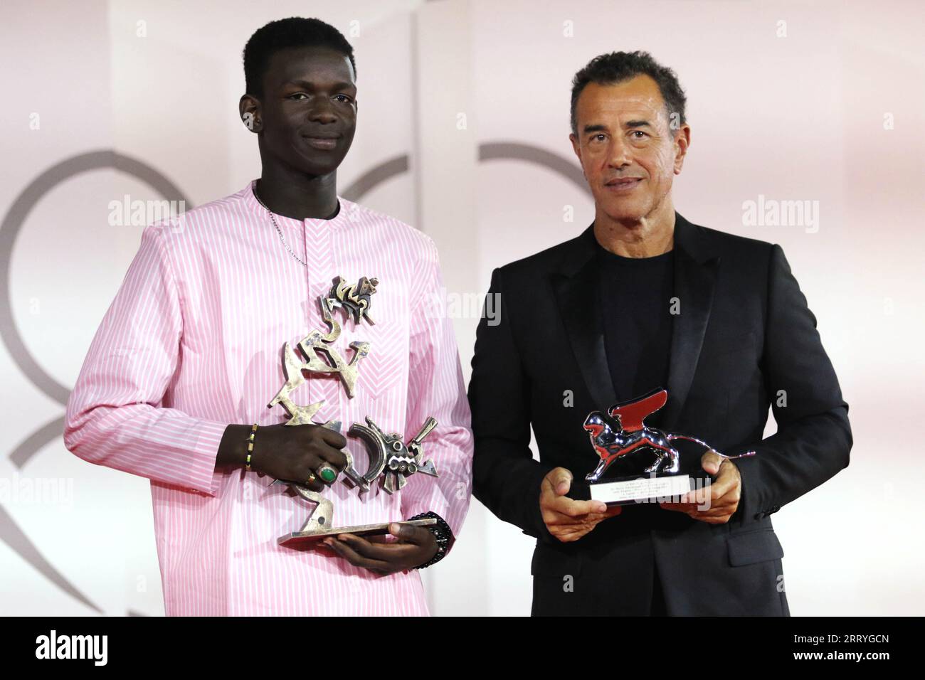 Italien, Lido di Venezia, 9. September 2023: Matteo Garrone mit dem Schauspieler Seydou Sarr posiert mit dem Silbernen Löwen für den besten Regisseur für „IO Capitano“ (Kapitän) während des 80. Internationalen Filmfestivals von Venedig am 9. September 2023 in Venedig, Italien. Foto © Ottavia Da Re/Sintesi/Alamy Live News Stockfoto