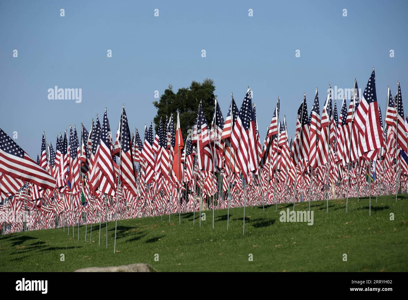 Die Waves of Flags sind zu Ehren der Todesopfer der Terroranschläge vom 11. September 2001 mit fast 3.000 US-Flaggen im Alumni Park an der Pepperdine University entlang des Pacific Coast Highway und der Malibu Canyon Road – eine für jedes unschuldige Opfer, einschließlich einer nationalen Flagge für jedes ausländische Land, das einen Bürger bei dem Angriff verloren hat, am Samstag, 9. September 2023 in Malibu, Kalif. Stockfoto