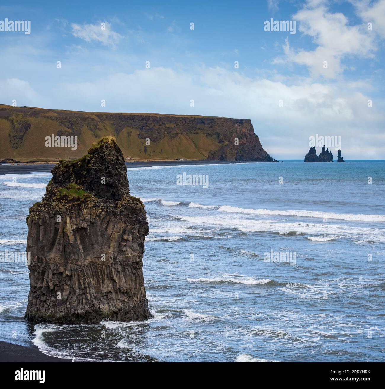 Malerischer Herbstabend Blick auf Reynisfjara Ozean schwarzen vulkanischen Sandstrand und Felsformationen von Dyrholaey Cape, Vik, Südisland. Mount Rey Stockfoto