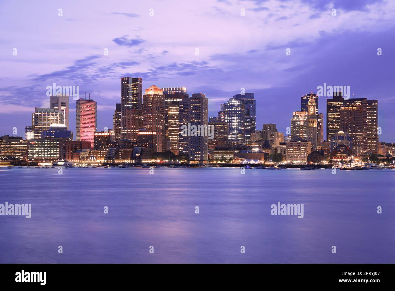 Skyline von Boston und Hafen in der Abenddämmerung mit Atlantik im Vordergrund, USA Stockfoto