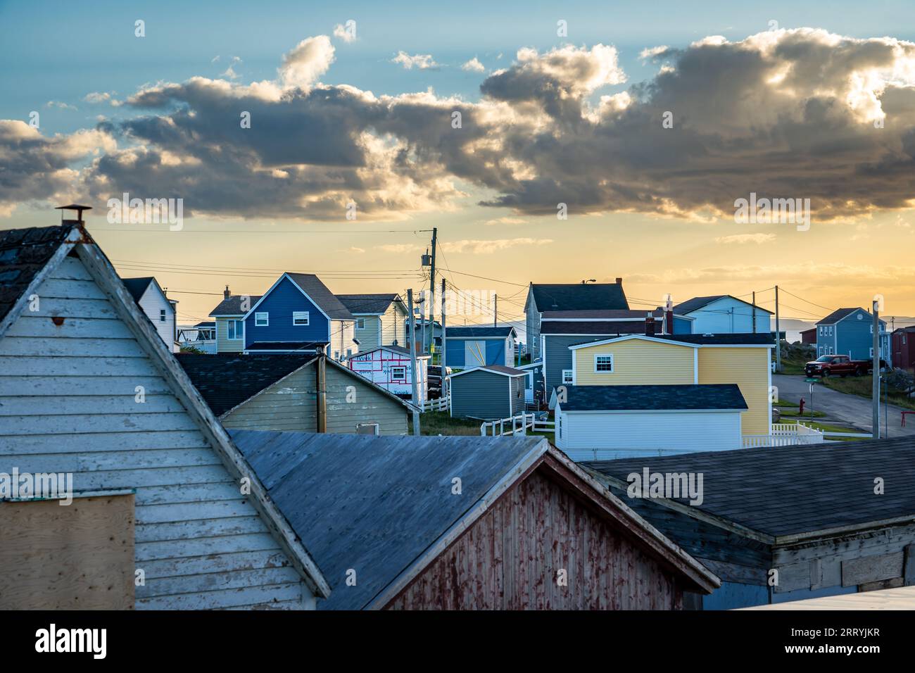 Blick auf Dächer und Häuser an der Ostküste mit Blick auf einen weit entfernten Sonnenuntergang am Atlantik in Bonavista Neufundland Kanada. Stockfoto