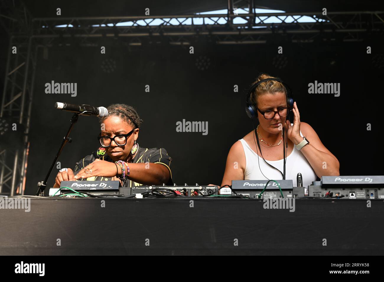 Camden Town, London, Großbritannien. September 2023. Vanessa Freeman bei Misstuffers und Lucy Whitehead bei Bustinluce treten beim Camden Music Festival in London auf. Kredit: Siehe Li/Picture Capital/Alamy Live News Stockfoto