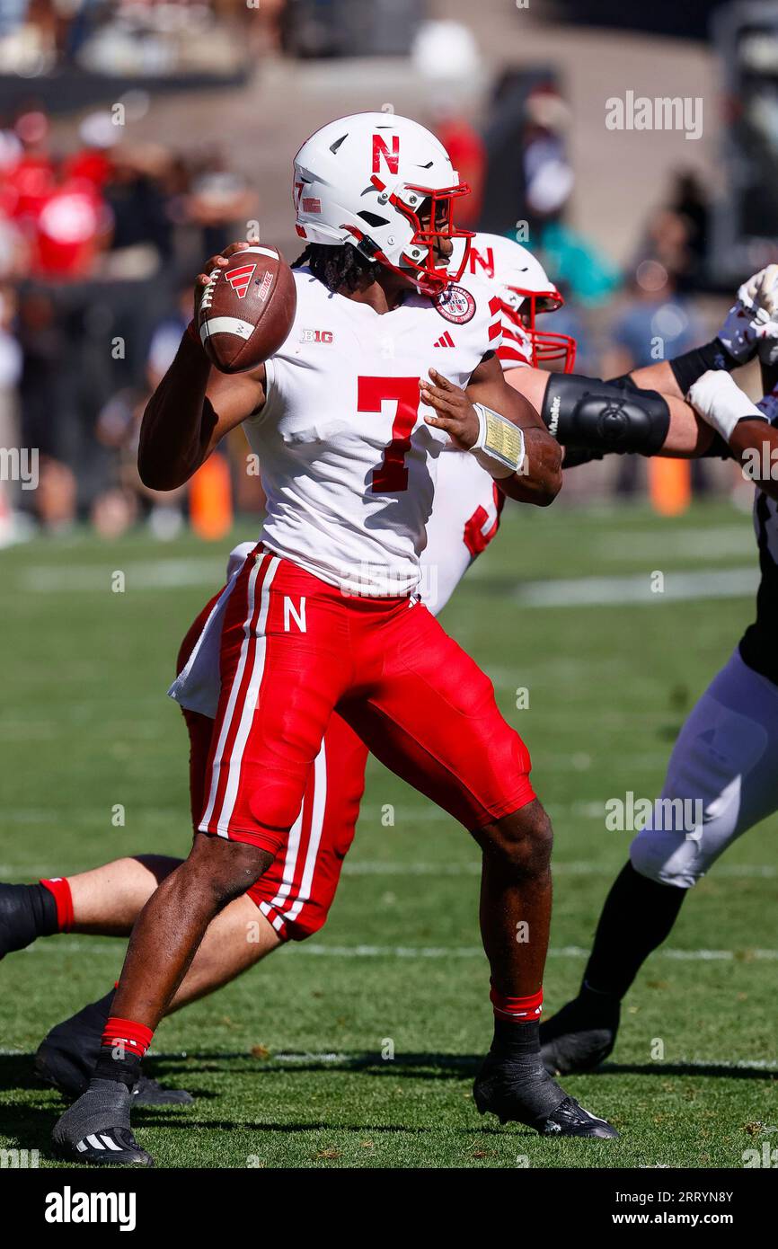 Boulder, CO, USA. September 2023. Nebraska Cornhuskers Quarterback Jeff Sims (7) fällt zurück, um im Fußballspiel zwischen Colorado und Nebraska in Boulder, CO., zu bestehen Derek Regensburger/CSM/Alamy Live News Stockfoto