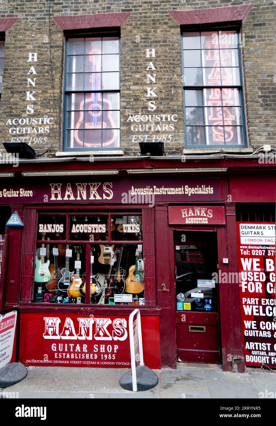 Hanks Guitar Shop, Musikgeschäft in londons Tin Pan Alley, Denmark Street, St Giles, London, April 2023 Stockfoto