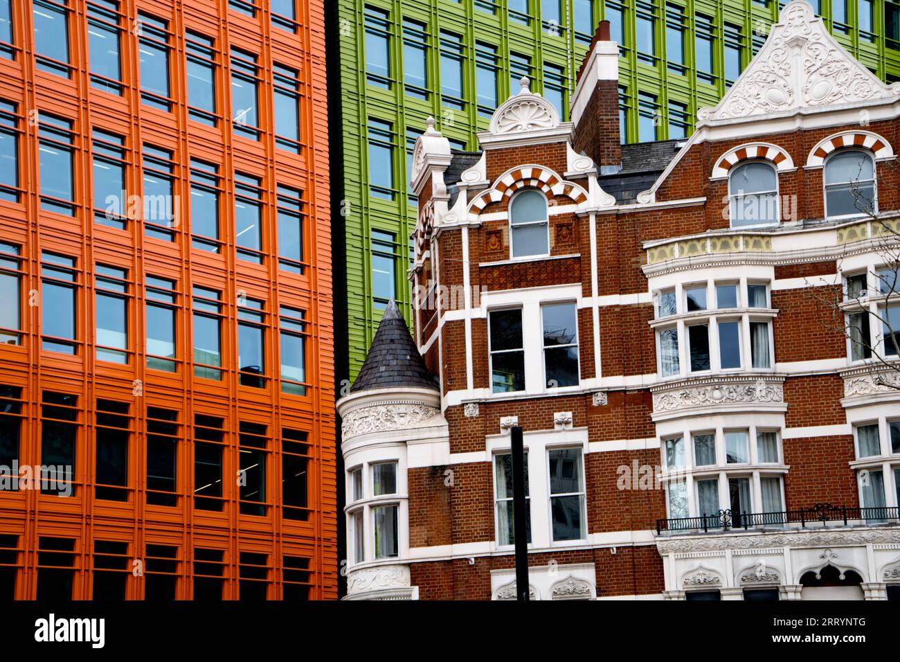 Alte und neue Architektur, edwardianisch und modern, im Zentrum von St. giles, London, Großbritannien Stockfoto