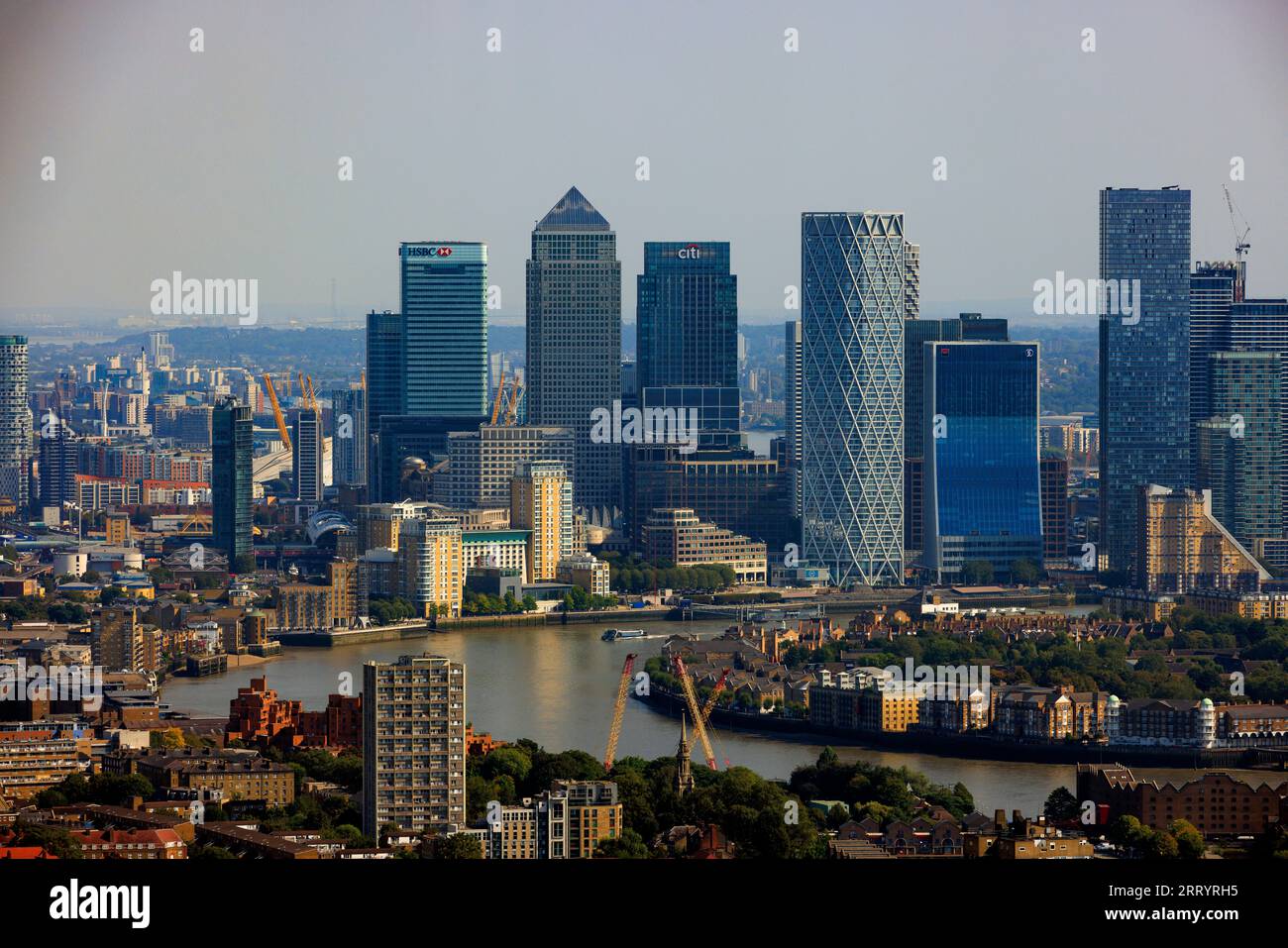 Skyline der Canary Wharf, von der City of London aus gesehen, mit der Kurve der Themse im Vordergrund Stockfoto