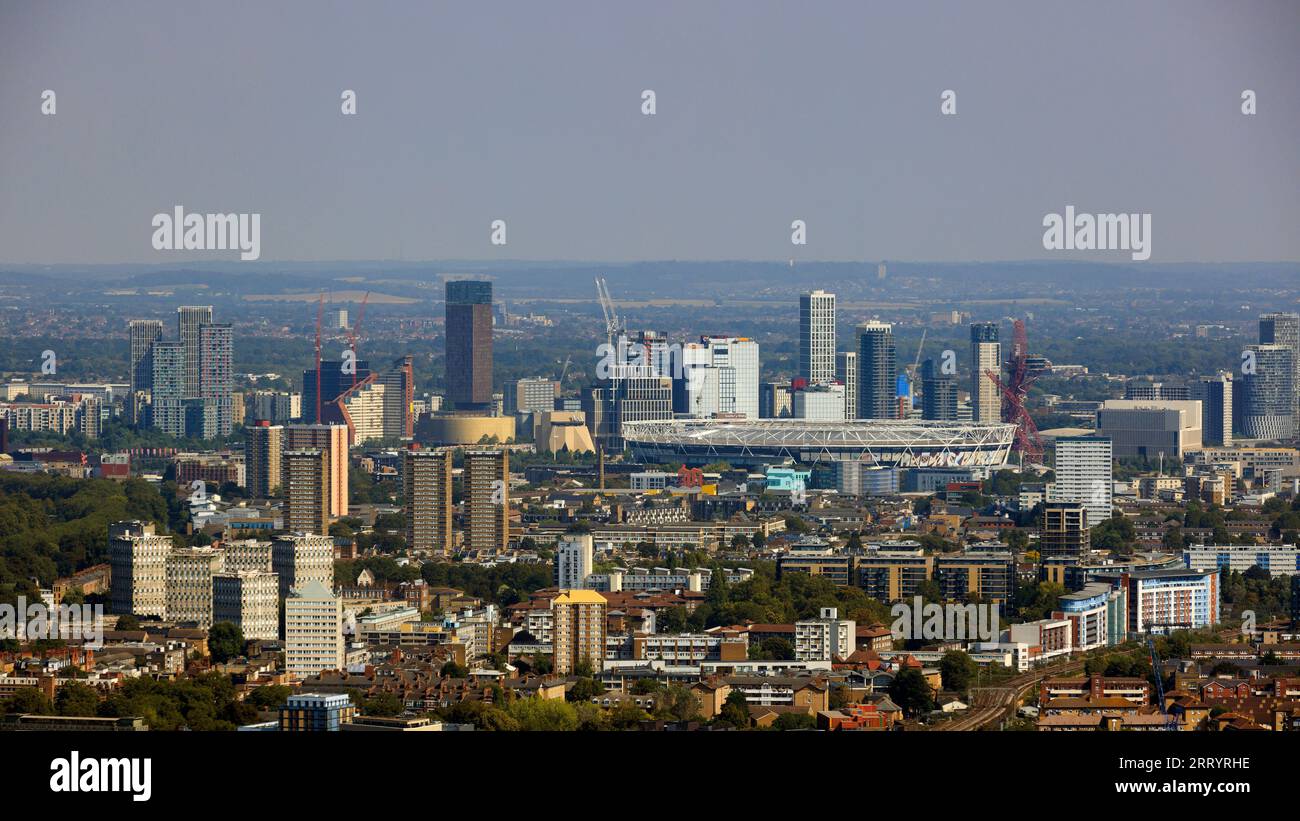 Stratford, East London, von der City of London aus gesehen, mit dem London Stadium, dem ehemaligen Olympiastadion und der Heimat des West Ham Football Club in der Mitte Stockfoto