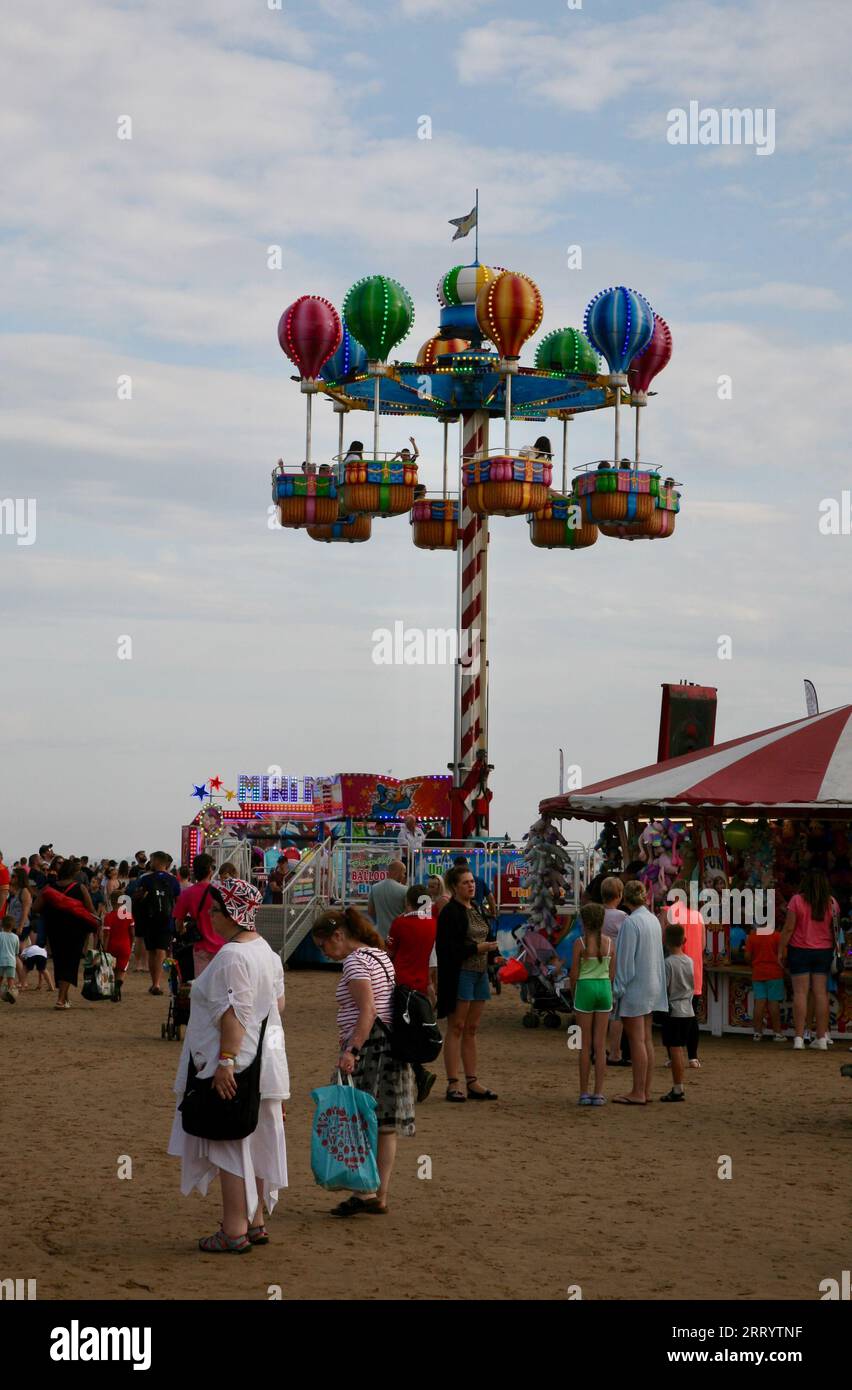 Blick auf den Jahrmarkt, beim St Annes Kite Festival, Lytham St Annes, Lancashire, Vereinigtes Königreich, Europa am Samstag, September 2023 Stockfoto