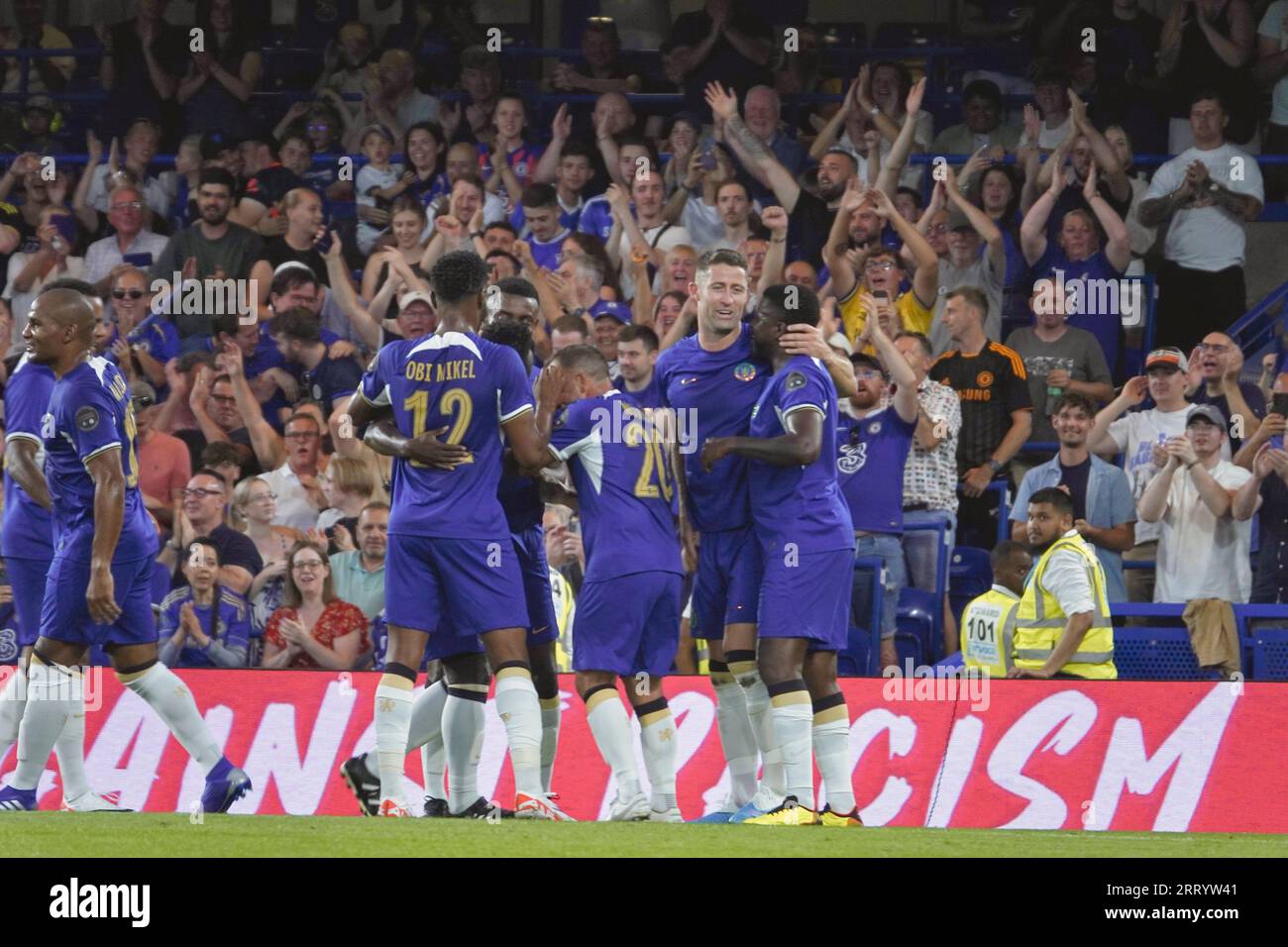 Fulham, London, Großbritannien. September 2023. Szenen im Stamford Bridge Stadium, in denen der Chelsea Football Club „Legends“ in einem Spiel für wohltätige Zwecke die „LegendsÕ of Europe“ – den FC Bayern München – antreten wird, um an ihren früheren Manager Gianluca Vialli zu erinnern. OPS: Der Blues-Mob Michael Essien nach dem Scoring Credit: Motofoto/Alamy Live News Stockfoto