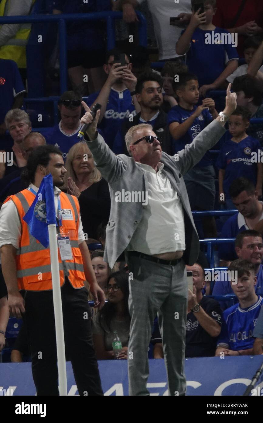 Fulham, London, Großbritannien. September 2023. Szenen im Stamford Bridge Stadium, in denen der Chelsea Football Club „Legends“ in einem Spiel für wohltätige Zwecke die „LegendsÕ of Europe“ – den FC Bayern München – antreten wird, um an ihren früheren Manager Gianluca Vialli zu erinnern. OPS: Chelsea Superfan, SUGGS (von der Gruppe Madness) singt die Chelsea-Themenstunde zur Halbzeit. Quelle: Motofoto/Alamy Live News Stockfoto