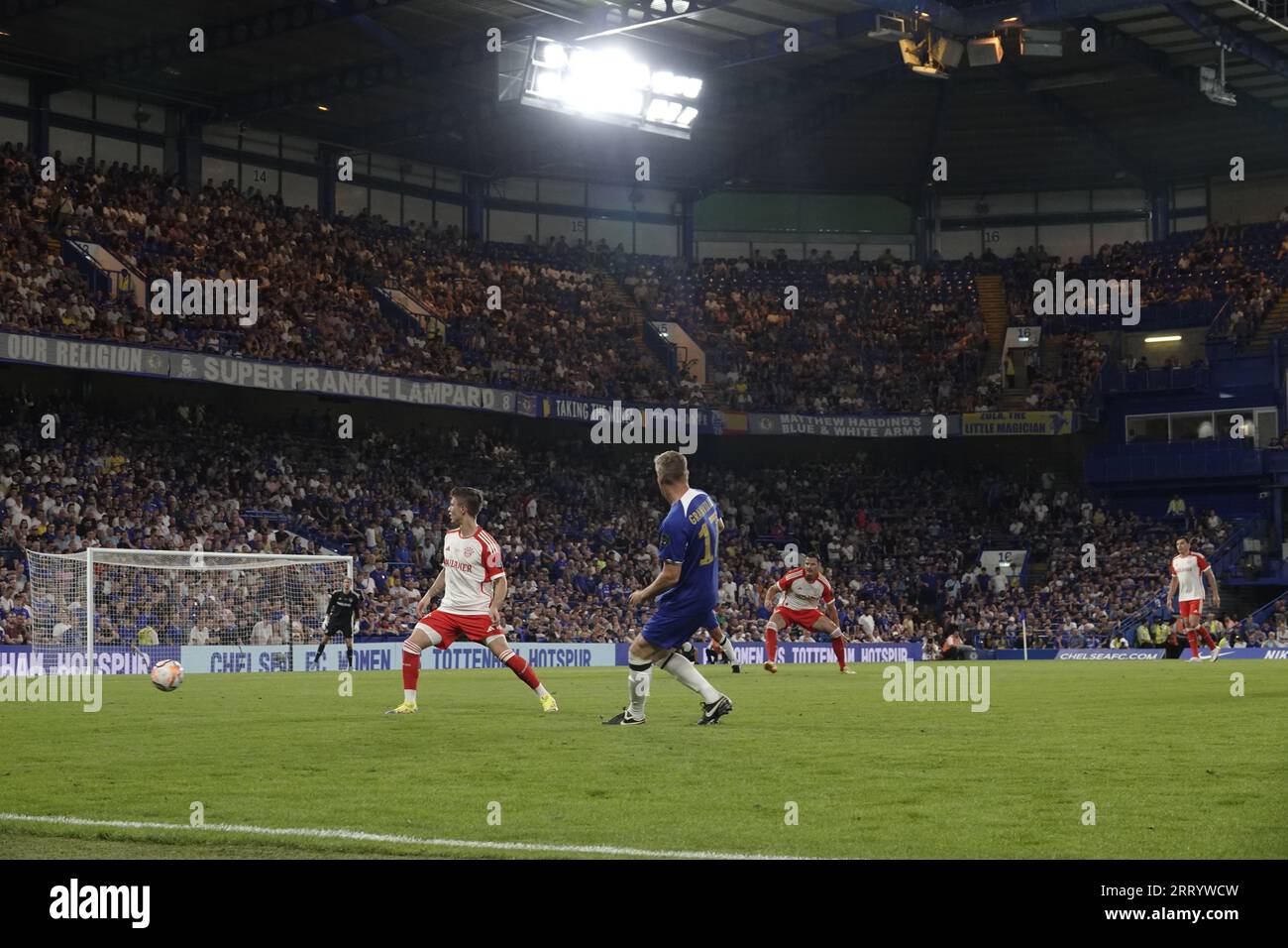 Fulham, London, Großbritannien. September 2023. Szenen im Stamford Bridge Stadium, in denen der Chelsea Football Club „Legends“ in einem Spiel für wohltätige Zwecke die „LegendsÕ of Europe“ – den FC Bayern München – antreten wird, um an ihren früheren Manager Gianluca Vialli zu erinnern. OPS: Glanville spielt einen Durchgangsball Credit: Motofoto/Alamy Live News Stockfoto