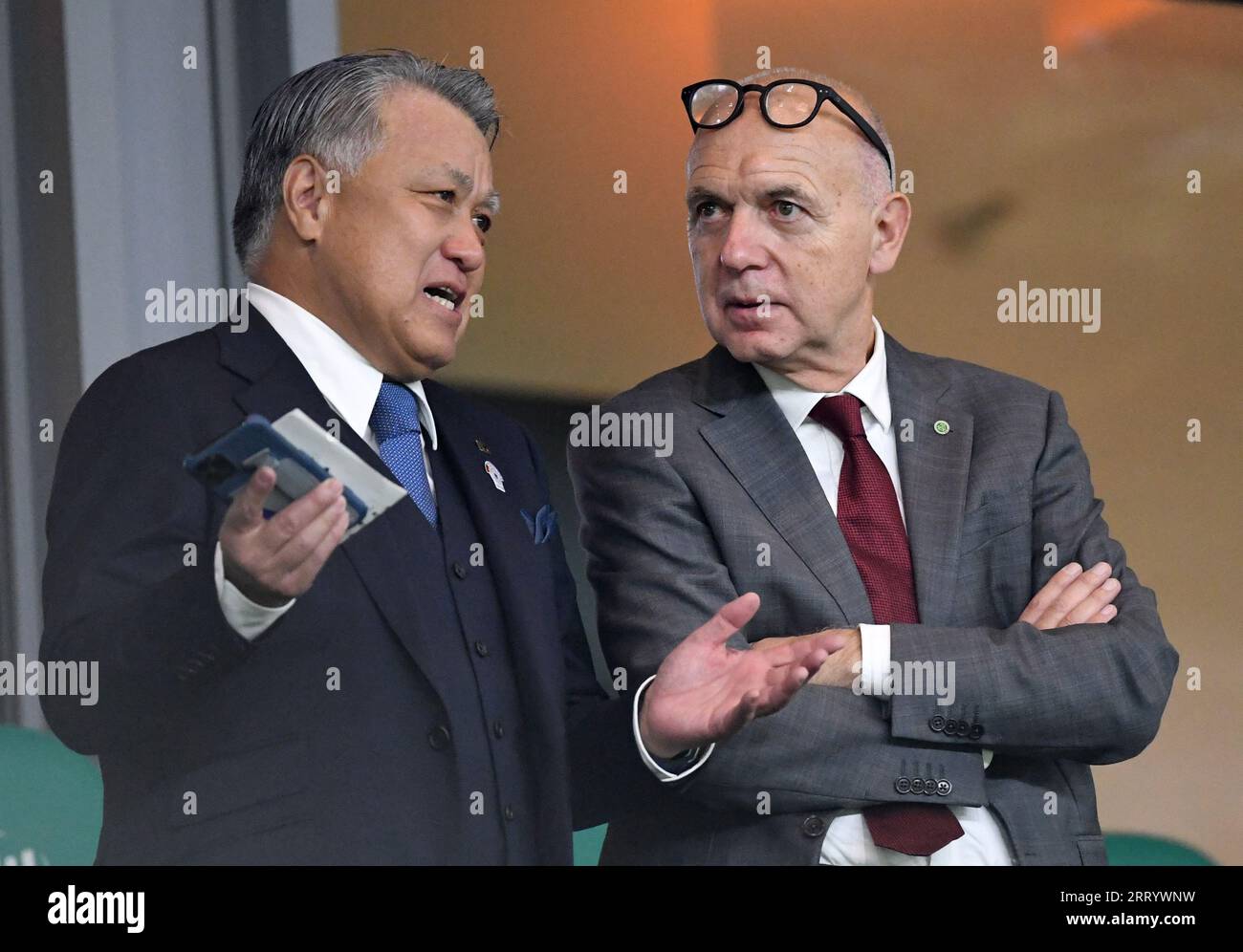 Wolfsburg, Deutschland. September 2023. Fußball: Internationales Spiel, Deutschland - Japan, Volkswagen Arena, Kozo Tashima (l), Präsident des Japanischen Fußballverbandes, und Bernd Neuendorf, DFB-Präsident, auf den Tribünen. WICHTIGER HINWEIS: Gemäß den Vorschriften der DFL Deutsche Fußball Liga und des DFB Deutscher Fußball-Bund ist es untersagt, im Stadion und/oder im Spiel aufgenommene Fotos in Form von Sequenzbildern und/oder videoähnlichen Fotoserien zu verwenden oder zu verwenden. Quelle: Swen Pförtner/dpa/Alamy Live News Stockfoto