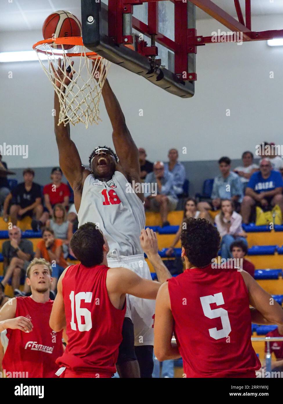 Iseo, Italien. September 2023. Gerard Beverly (Urania Basket Milano) während des Spiels Urania Milano gegen Cremona, italienischer Basketball-Supercup LNP A2 Serie in Iseo, Italien, September 09 2023 Credit: Independent Photo Agency/Alamy Live News Stockfoto