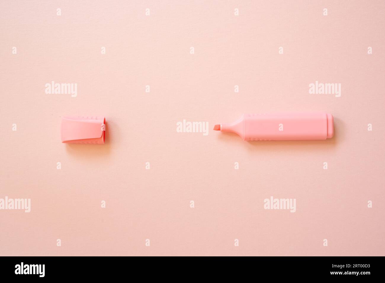 Textmarker isoliert auf rosafarbenem Hintergrund. Draufsicht, Kopierbereich Stockfoto