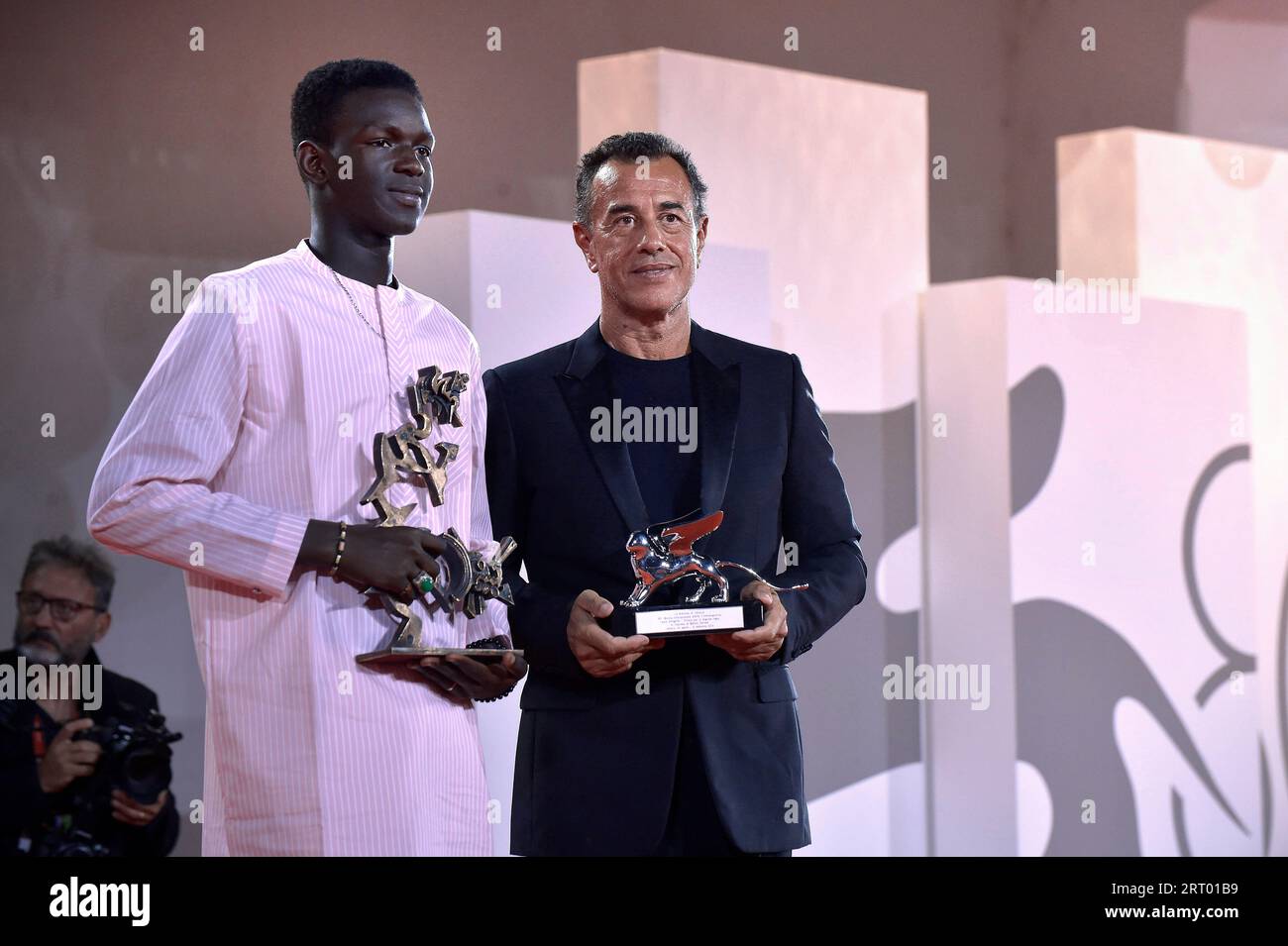 Venedig, Italien. September 2023. VENEDIG, ITALIEN - SEPTEMBER 09: Seydou Sarr und Matteo Garrone posieren mit dem Marcello Mastroianni Award für den besten neuen jungen Schauspieler und dem Silver Lion für den besten Regisseur für Film „IO Capitano“ beim Fotocall des Gewinners beim 80. Internationalen Filmfestival von Venedig am 9. September 2023 in Venedig, Italien. Quelle: dpa/Alamy Live News Stockfoto