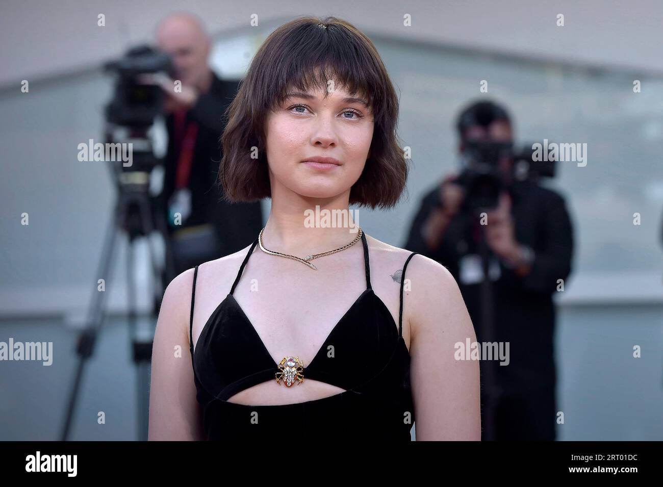Venedig, Italien. September 2023. VENEDIG, ITALIEN - SEPTEMBER 09: Cailee Spaeny posiert mit dem Volpi Cup for Best Actress Award für „Priscilla“ beim Fotocall des Gewinners beim 80. Internationalen Filmfestival von Venedig am 9. September 2023 in Venedig. Quelle: dpa/Alamy Live News Stockfoto