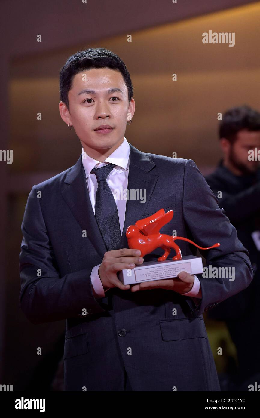 Venezia, Italien. September 2023. Lee Hong-Chi posiert mit dem Lion of the Future - Luigi de Laurentiis Award für einen Debütfilm für den Film „Love is A Gun“ beim Fotocall des Gewinners beim 80. Internationalen Filmfestival von Venedig am Samstag, 9. September 2023 in Venedig, Italien. Foto von Rocco Spaziani/UPI Credit: UPI/Alamy Live News Stockfoto